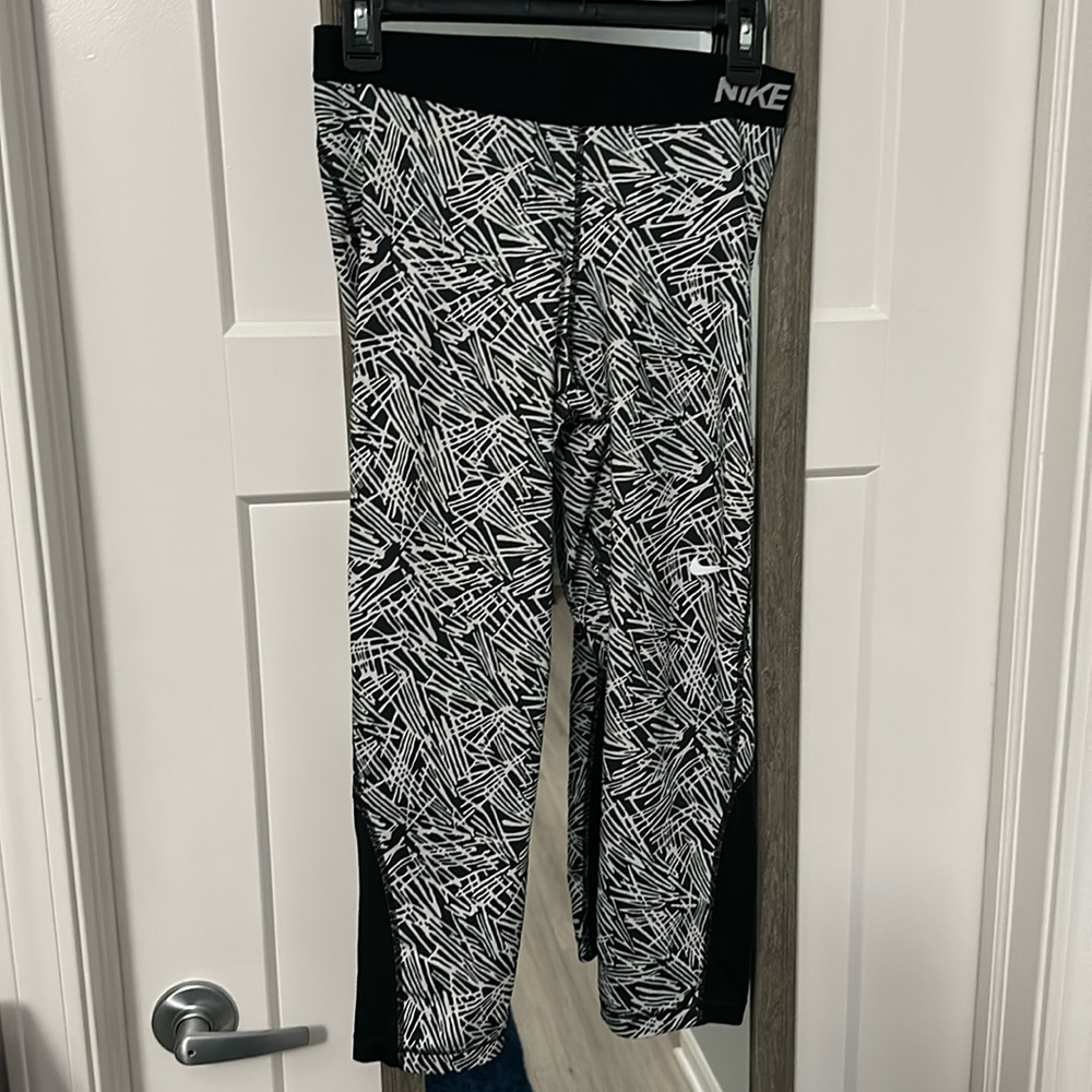 Nike pro black and white design cropped leggings size large!